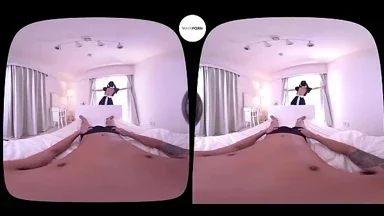 Nữ hầu Nhật Bản đè bẹp bạn dữ dội