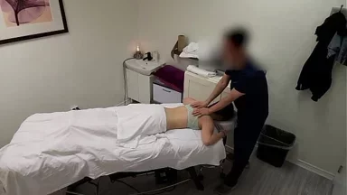 Một cô hầu bàn Nhật xinh đẹp nói "không, không, không, tôi có bạn trai" khi người massage sắp địt lồn cô ấy, nhưng kết thúc buổi với nụ cười rạng rỡ