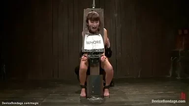 Nô lệ châu Á bị roi quất và địt hậu môn thô bạo