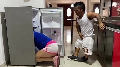 Tôi thấy em gái cùng cha khác mẹ Latinh gợi cảm đang mang thai kẹt trong tủ lạnh, và đổi lại việc giúp đỡ, cô ấy đề nghị tôi một cuộc địt mạnh mẽ đầy khoái lạc vào lồn chặt chẽ của cô ấy cho đến khi tôi bắn đầy tinh dịch kem vào.