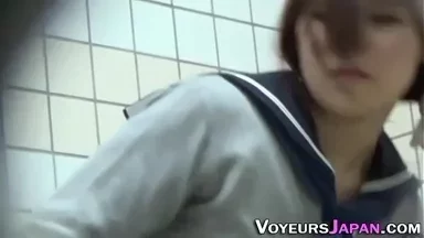 Thiếu nữ Nhật Bản vuốt ve hạt đậu