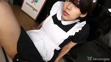 Nữ hầu Nhật Hinata Nanase bú dương vật và quan hệ thô bạo với một gã đàn ông.