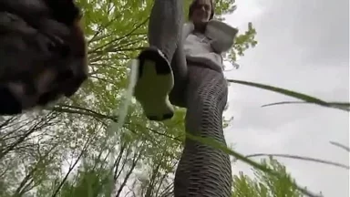 Phát hiện một gã đàn ông thu nhỏ như côn trùng trong sân nhà, sẵn sàng cho trò vui dâm đãng #sizetwitter #giantess #giant #pov #mini #shrunken