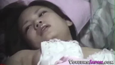 Thiếu nữ Nhật Bản vuốt ve âm vật