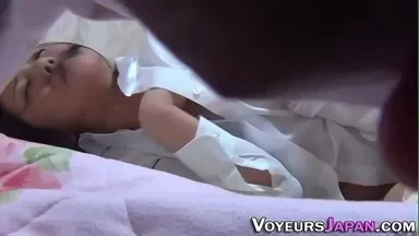 Thiếu nữ Nhật Bản trong quần lót vuốt ve