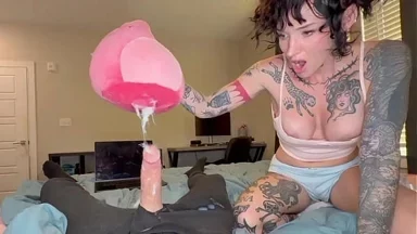 Gián điệp anh trai cùng cha khác mẹ nhồi đồ chơi của em gái cùng cha khác mẹ