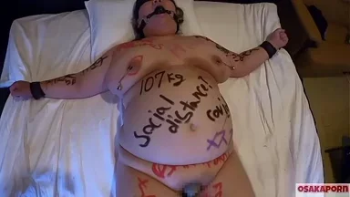 Buộc quả thịt 100kg với ngực khổng lồ cúp H! Cô ấy nổi điên đến mức giường có thể vỡ, thổi kèn quái vật và thủ dâm bằng găng tay bắt bóng, 4 loại rau, cù lét, vẽ bậy và bịt miệng. Fetish niche, quay phim cá nhân, phiên bản rau củ và bịt miệng~ OSAKAPORN