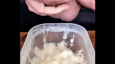 Thu thập tinh dịch! Britney nuốt hơn một tá liều sặc sụa