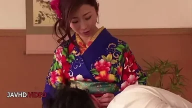 Phụ nữ Nhật Bản quyến rũ trong kimono thực hiện cú blowjob nóng bỏng trên camera