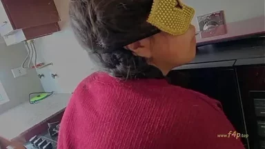 Tôi là bố dượng dâm đãng, đéo mông tôi", cô con gái nói, khao khát cảm nhận dương vật trong mông mình, bị dục vọng tàn phá.