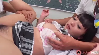 Nữ diễn viên Nhật Bản Mira Hasegawa tham gia cuộc tình dục ba người nóng bỏng trong lớp học, không kiểm duyệt