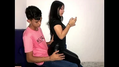 Em gái Latinh Colombia của tôi ở nhà, năn nỉ tôi dạy cách chơi điện thoại, cô ấy cực kỳ kích thích và khoe cái mông quyến rũ của mình—phim sex Tây Ban Nha