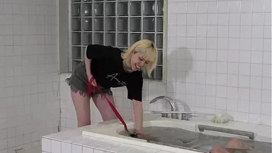 Nữ chủ nhân Nhật Bản Subaru rửa một gã đàn ông thích bị hành hạ trong phòng tắm nóng bỏng