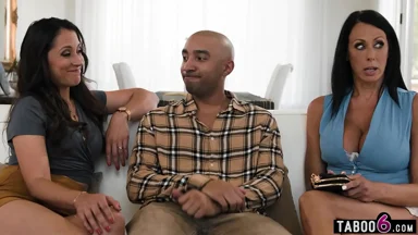 Dì ghẻ và mẹ kế MILF bắt con trai riêng da đen làm việc phục vụ lồn chúng