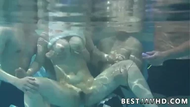 Suzuna Komiya, người đàn bà châu Á dâm đãng nhất, bú liếm cạnh hồ bơi trong cảnh nhóm loạn luân Nhật Bản đỉnh cao