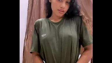 Cô ấy trông ngây thơ nhưng thích vuốt ve âm đạo ướt át của mình hàng ngày.